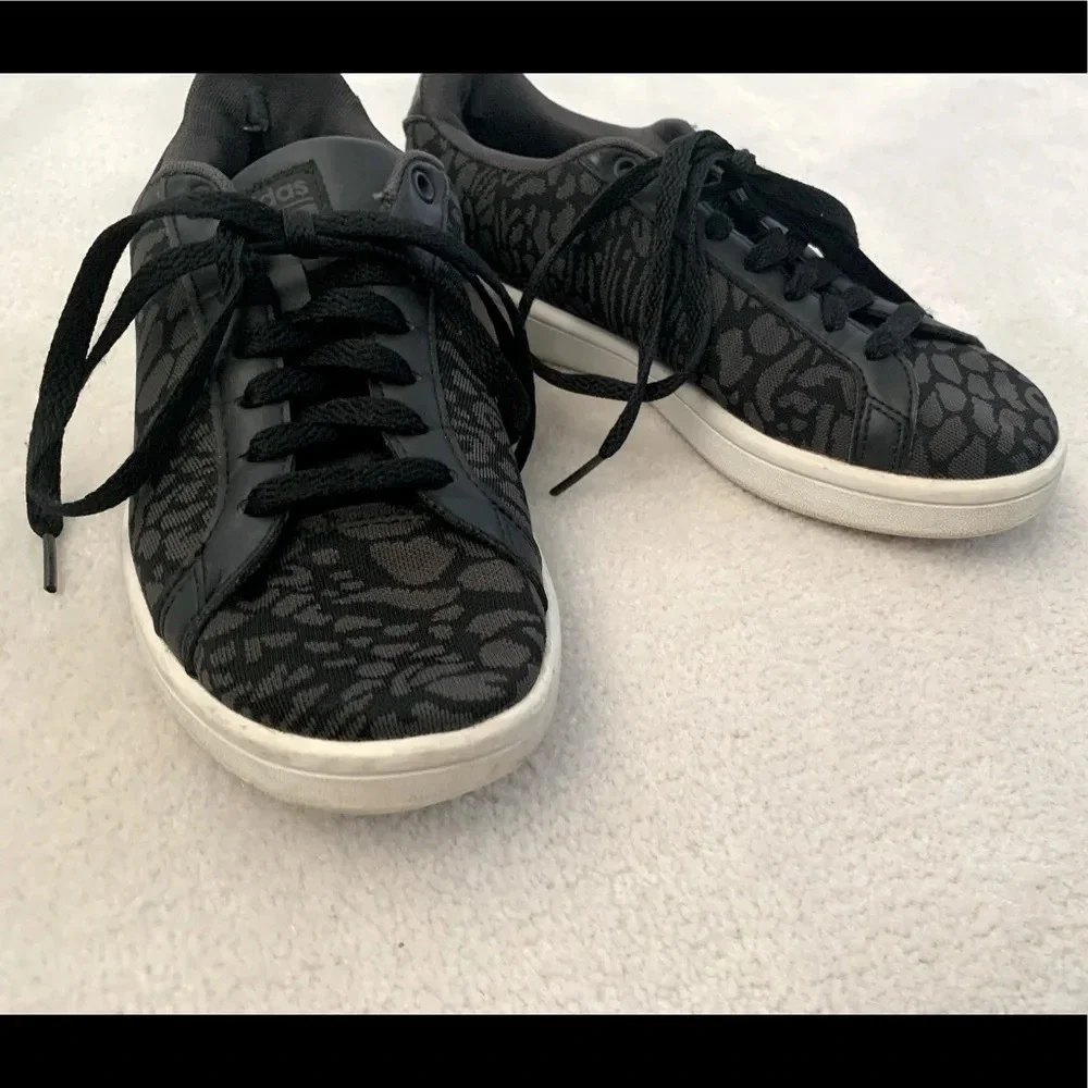 * 🔥HOST PICKS🔥* Adidas Cloudforam advantage shoes sneakers, printed, 5.5